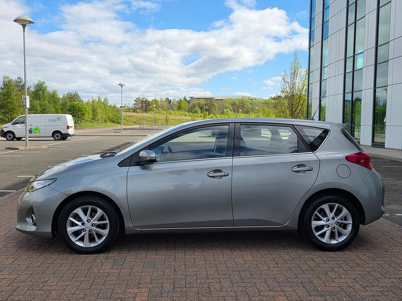 TOYOTA AURIS