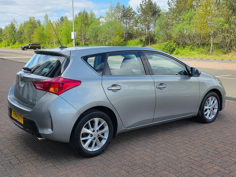 TOYOTA AURIS