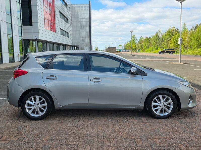 TOYOTA AURIS